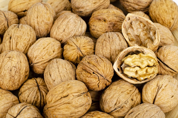 دلایل سیاه شدن مغز گردو